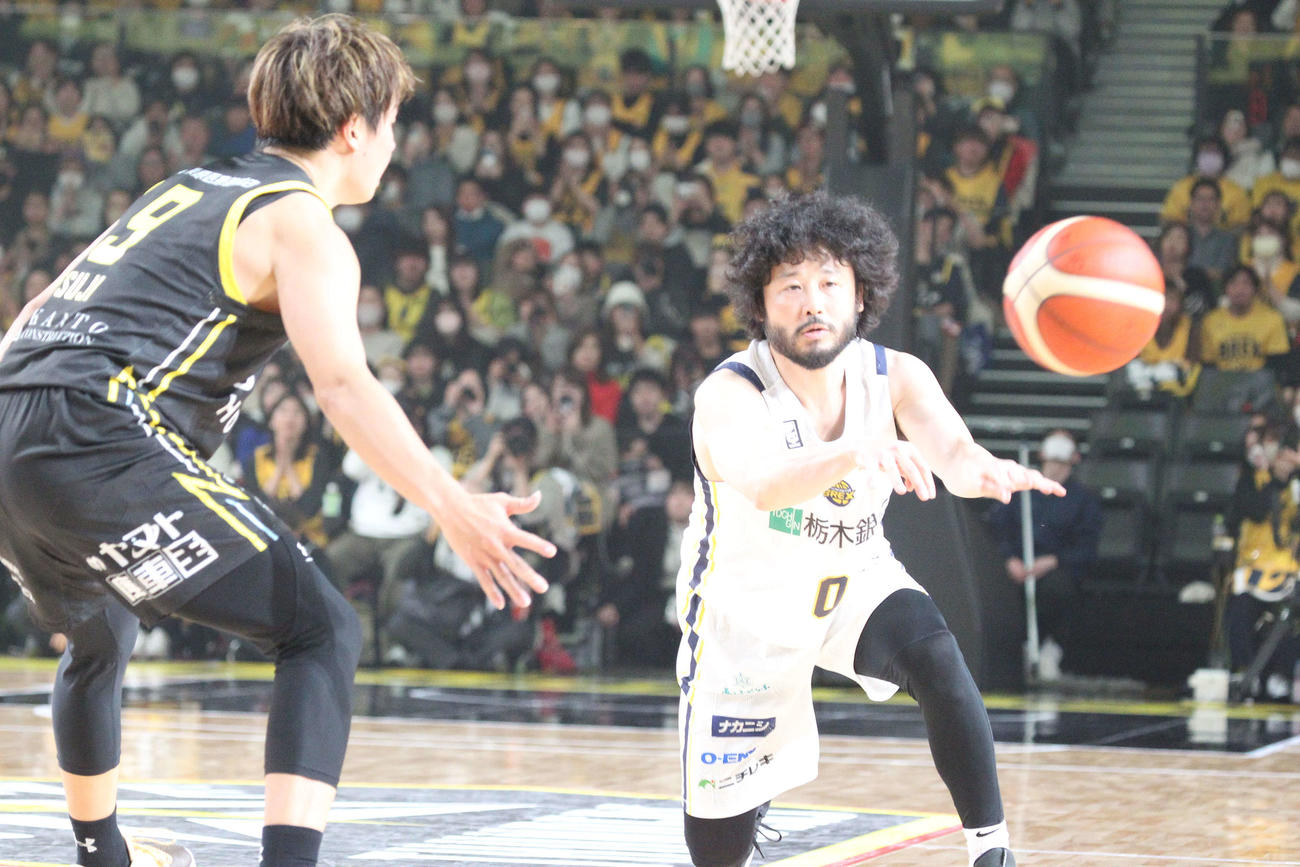 群馬対宇都宮　第4Qから出場した宇都宮の田臥勇太はパスを出す（撮影・沢田啓太郎）