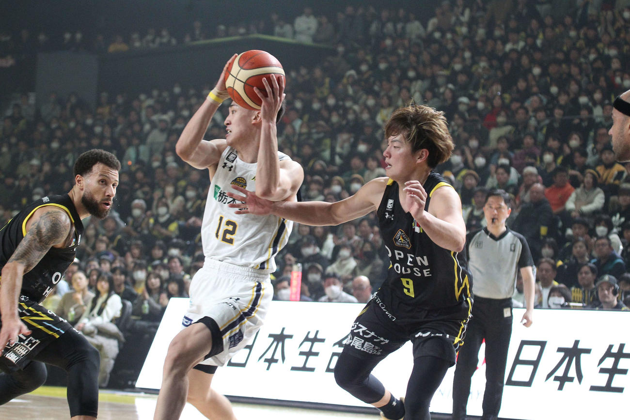 群馬対宇都宮　ディフェンスで奮闘する群馬の辻直人（撮影・沢田啓太郎）