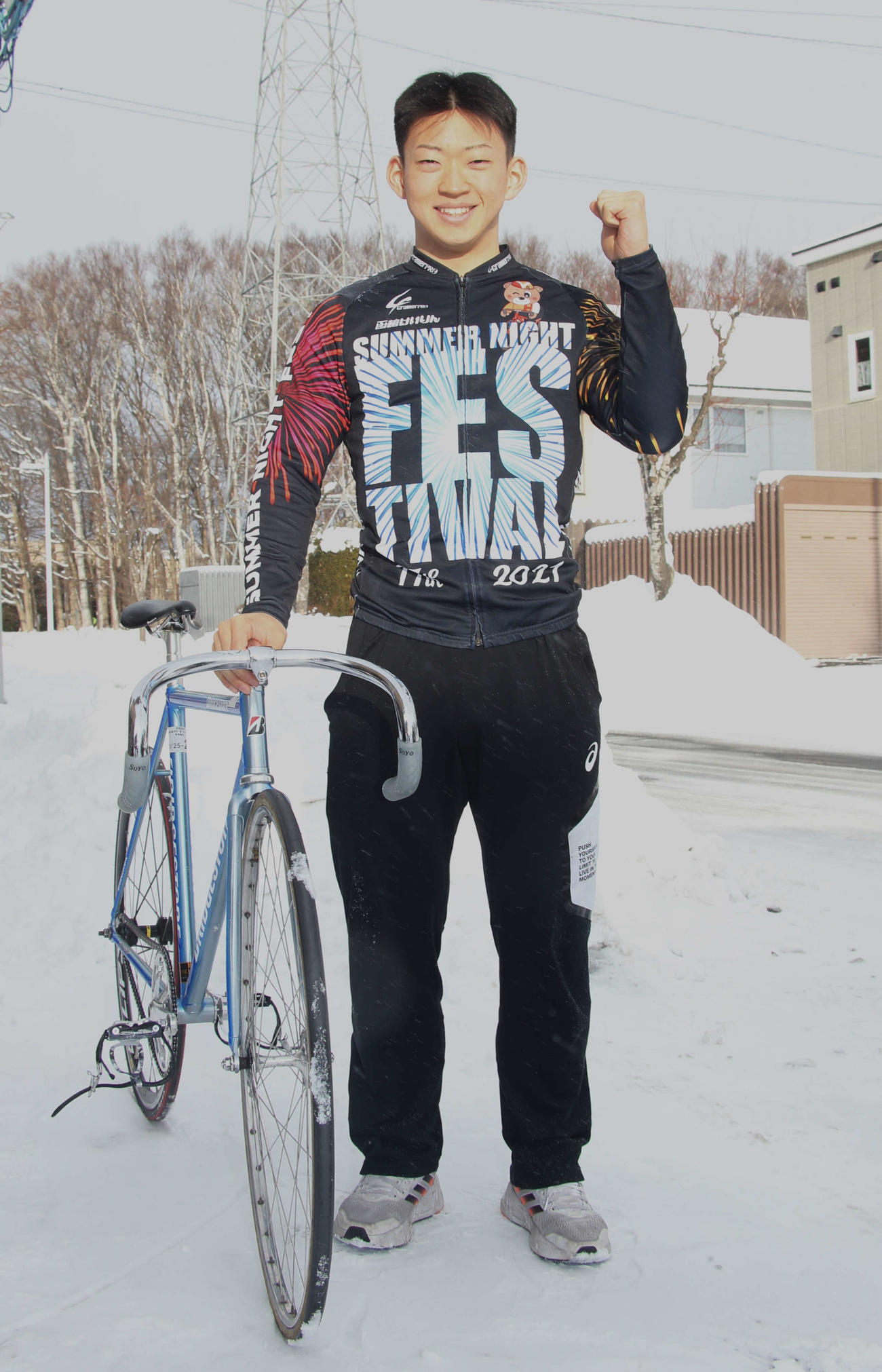 日本競輪選手養成所の入所試験に合格した杉浦（はやた）は、自転車を手にガッツポーズ（撮影・中島洋尚）