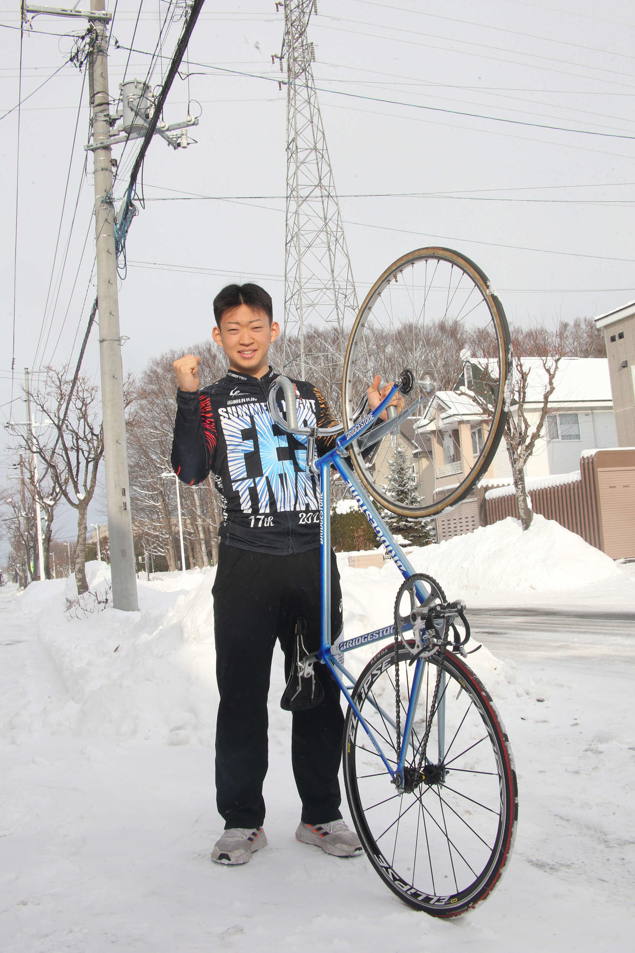 日本競輪選手養成所の入所試験に合格した杉浦（はやた）は、自転車を手にガッツポーズ（撮影・中島洋尚）