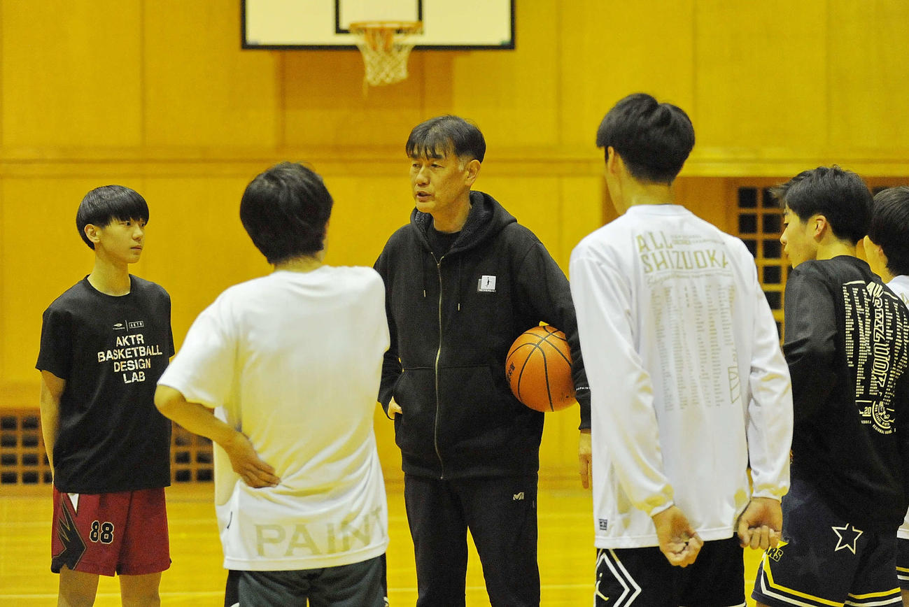 選手らを指導する御殿場の生越監督