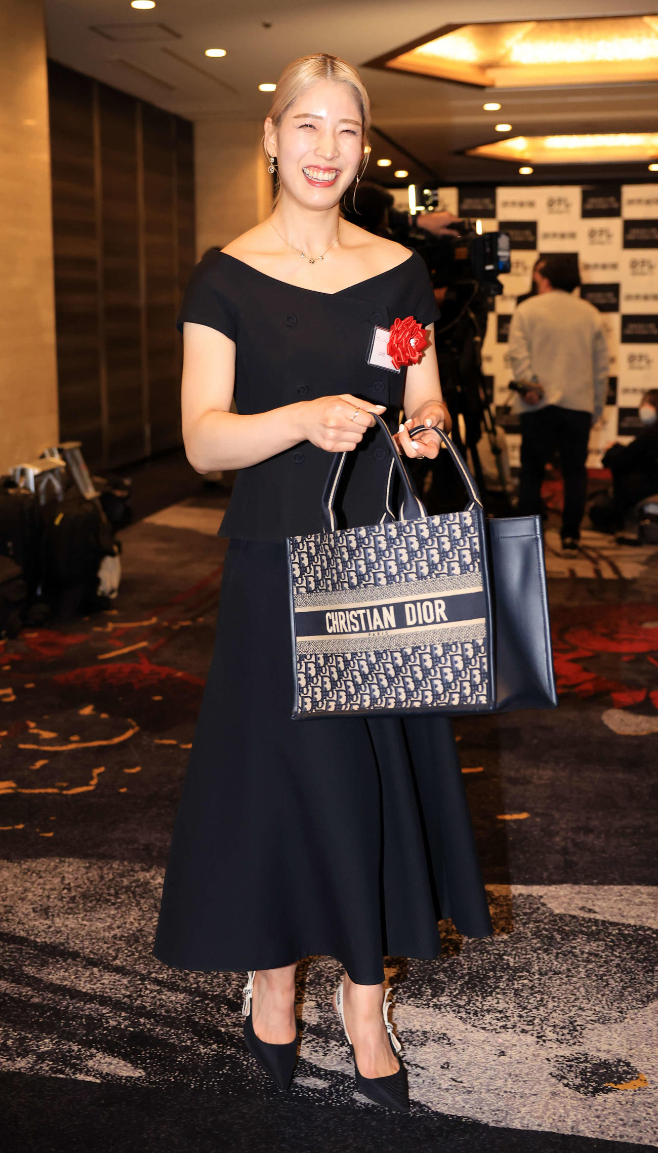 日本スポーツ賞競技団体別のフェンシング最優秀賞を受賞した江村は笑顔（撮影・浅見桂子）