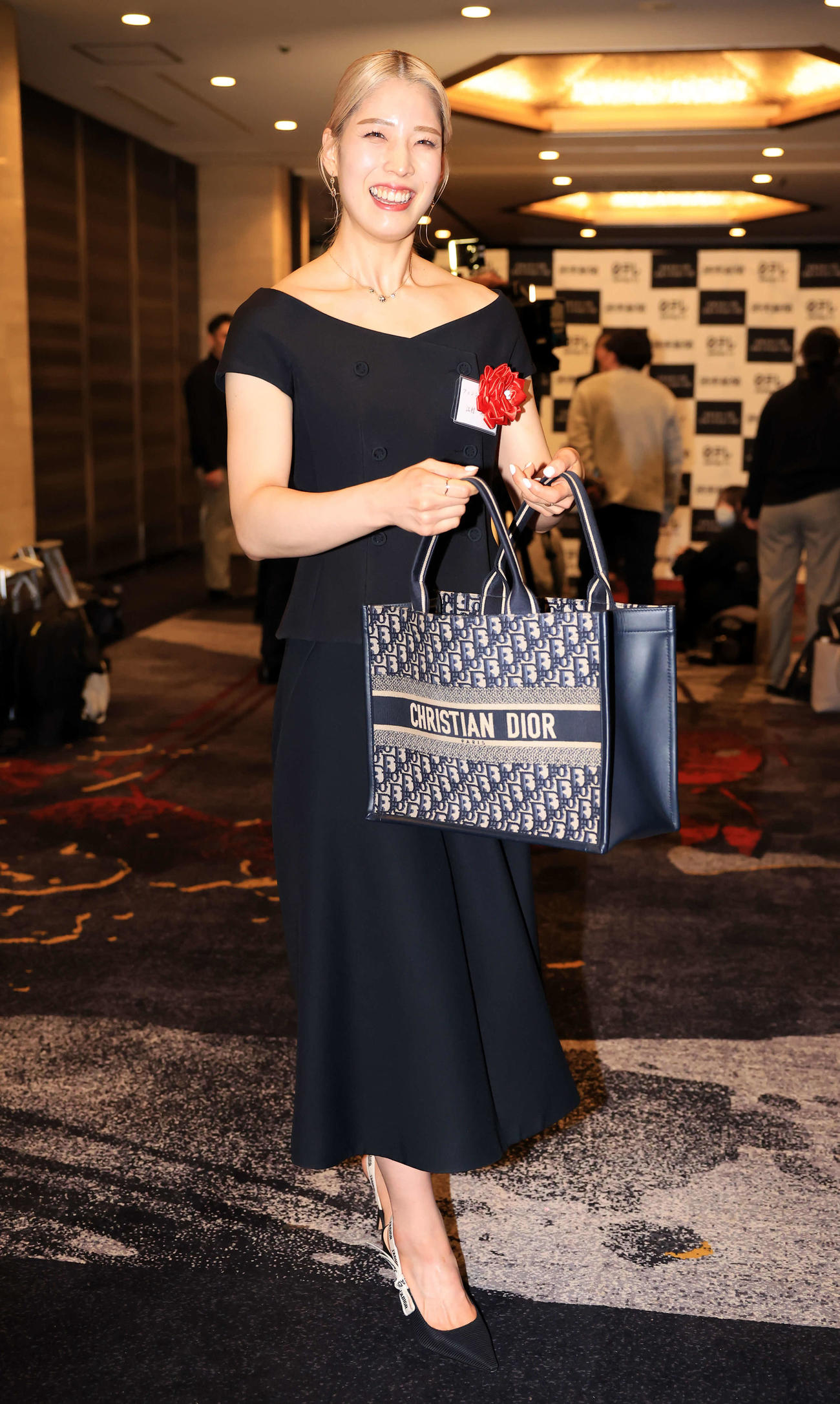 日本スポーツ賞競技団体別のフェンシング最優秀賞を受賞した江村は笑顔（撮影・浅見桂子）
