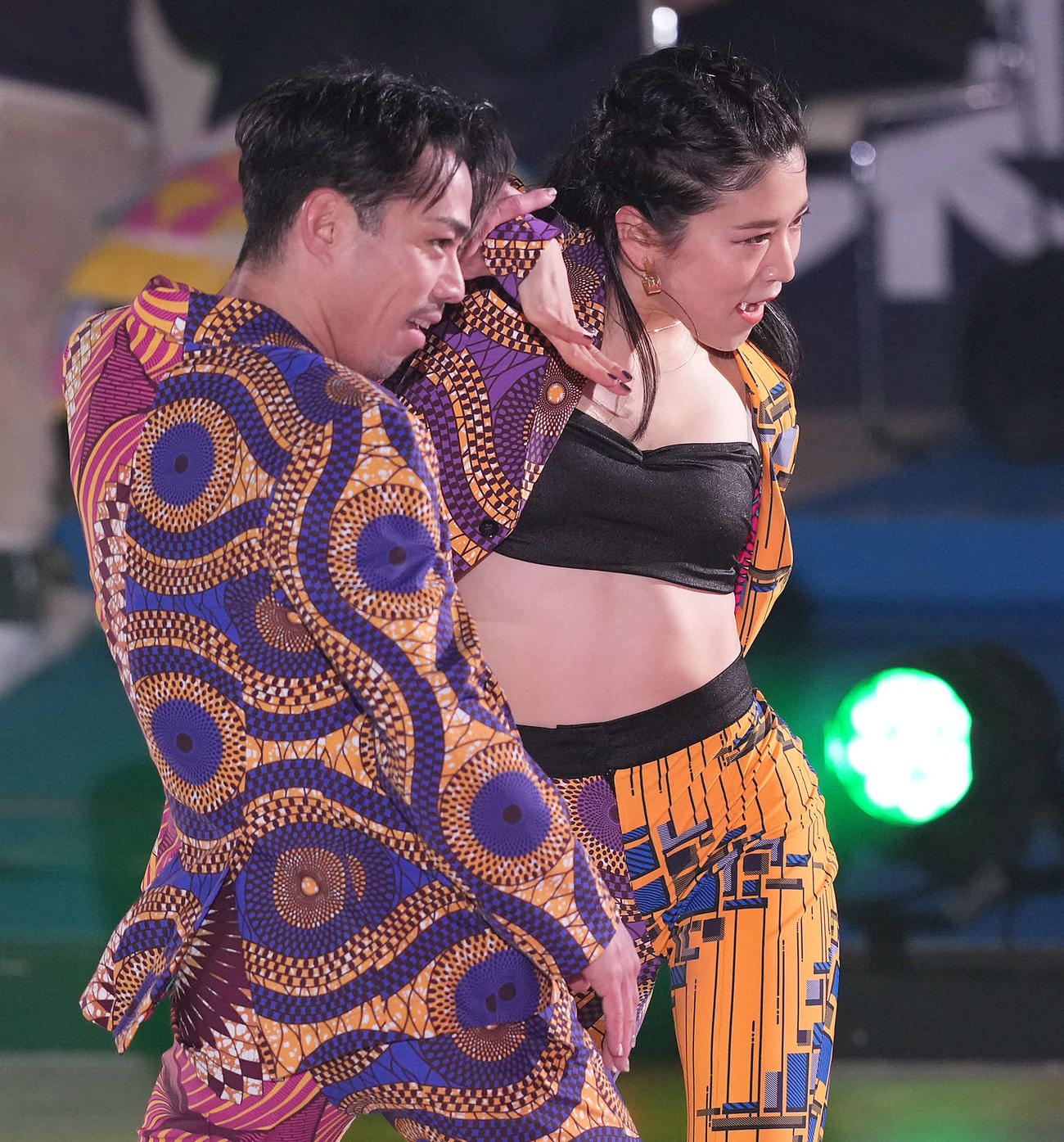 息の合った演技を見せる村元哉中さん（右）と高橋大輔さん（撮影・たえ見朱実）