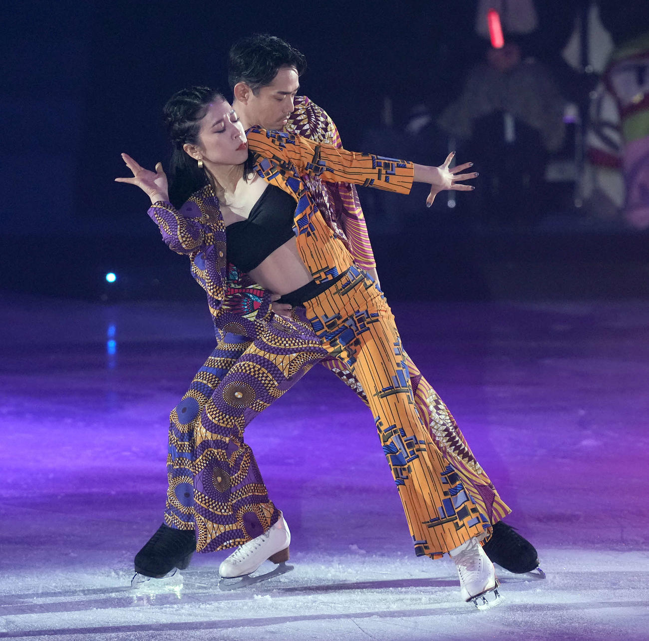 華麗な演技を見せる村元哉中さん（手前）と高橋大輔さん（撮影・たえ見朱実）
