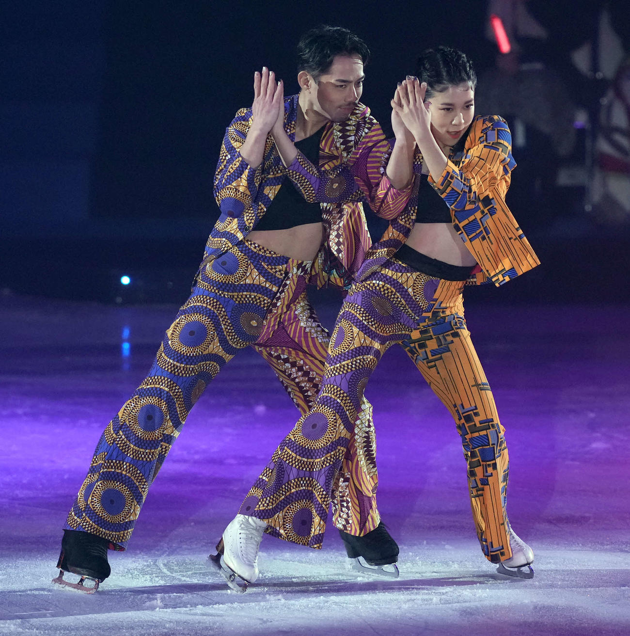 息の合った演技を見せる村元哉中さん（右）と高橋大輔さん（撮影・たえ見朱実）
