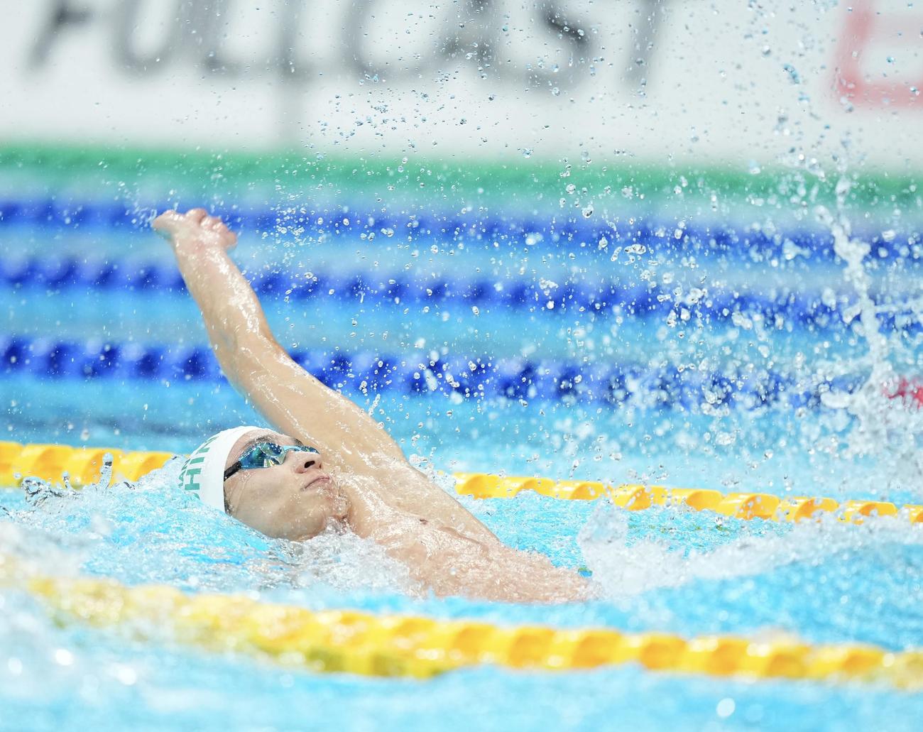 男子100メートル背泳ぎ決勝、力泳する入江（撮影・垰建太）