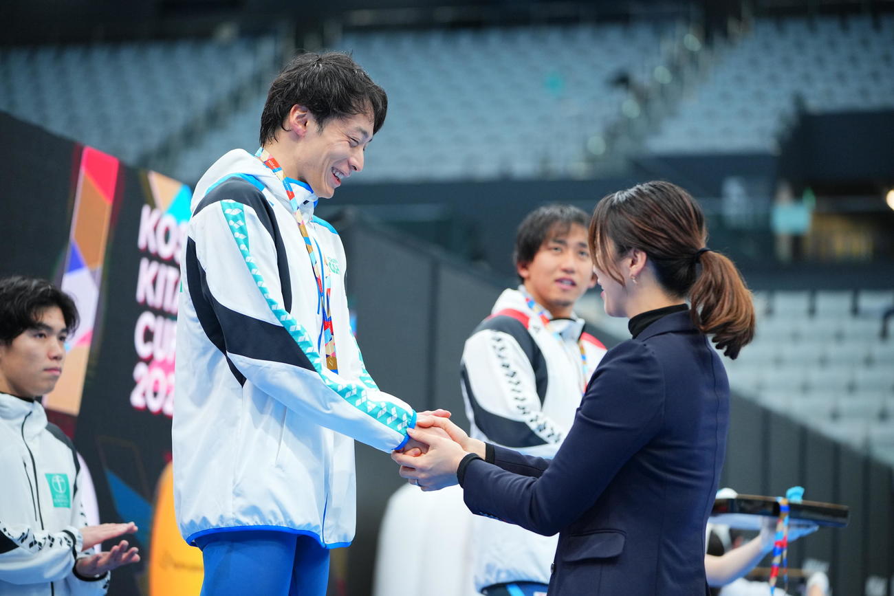 男子100メートル背泳ぎの表彰で寺川さん（右）からメダルを渡され笑顔を見せる入江（撮影・垰建太）