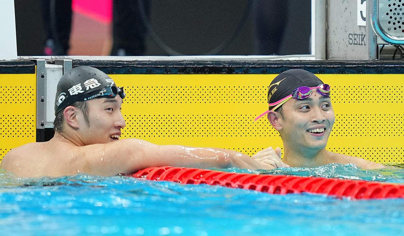 男子100メートル平泳ぎ決勝、優勝した花車（右）は2位の深沢（左）と笑顔で健闘をたたえ合う（撮影・垰建太）