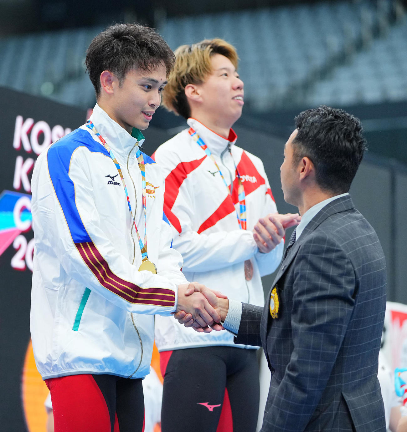 男子100メートル平泳ぎで優勝した花車（左）は北島氏と握手を交わし声をかけられる（撮影・垰建太）