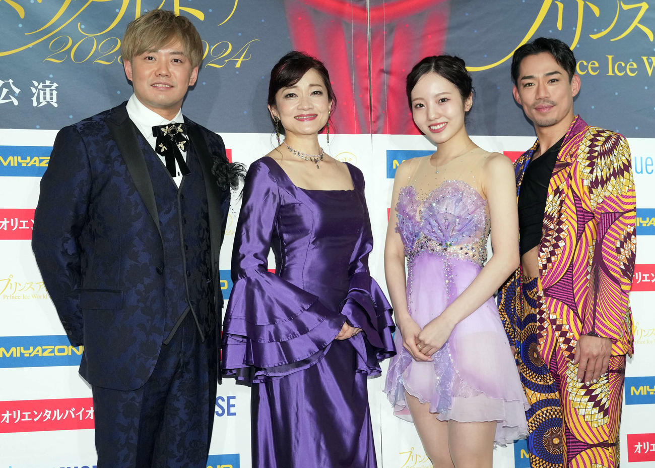 記念撮影に納まる、左から藤岡正明、島田歌穂、本田真凜さん、高橋大輔さん（撮影・たえ見朱実）
