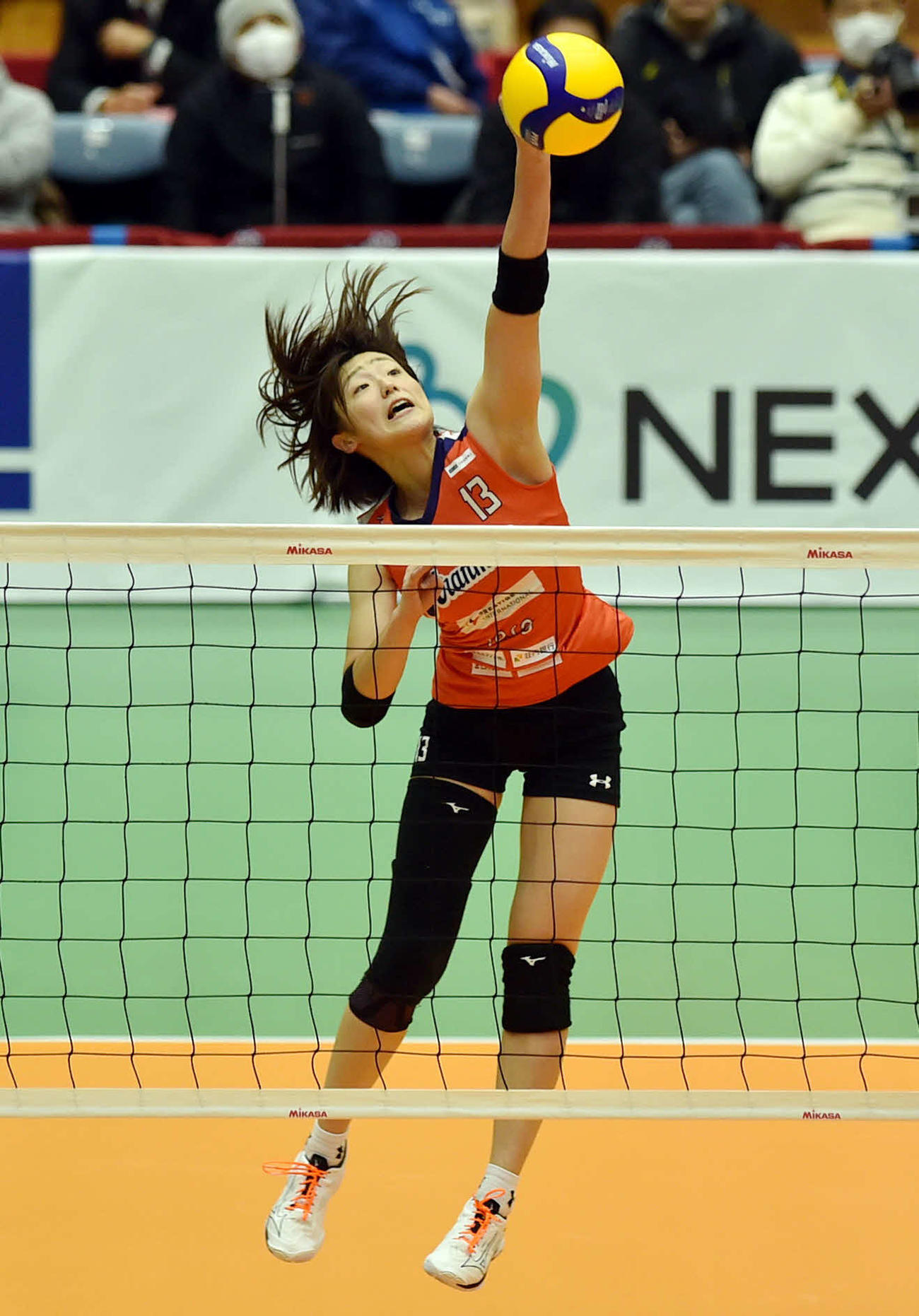 14日、久光戦でスパイクを打つ岡村