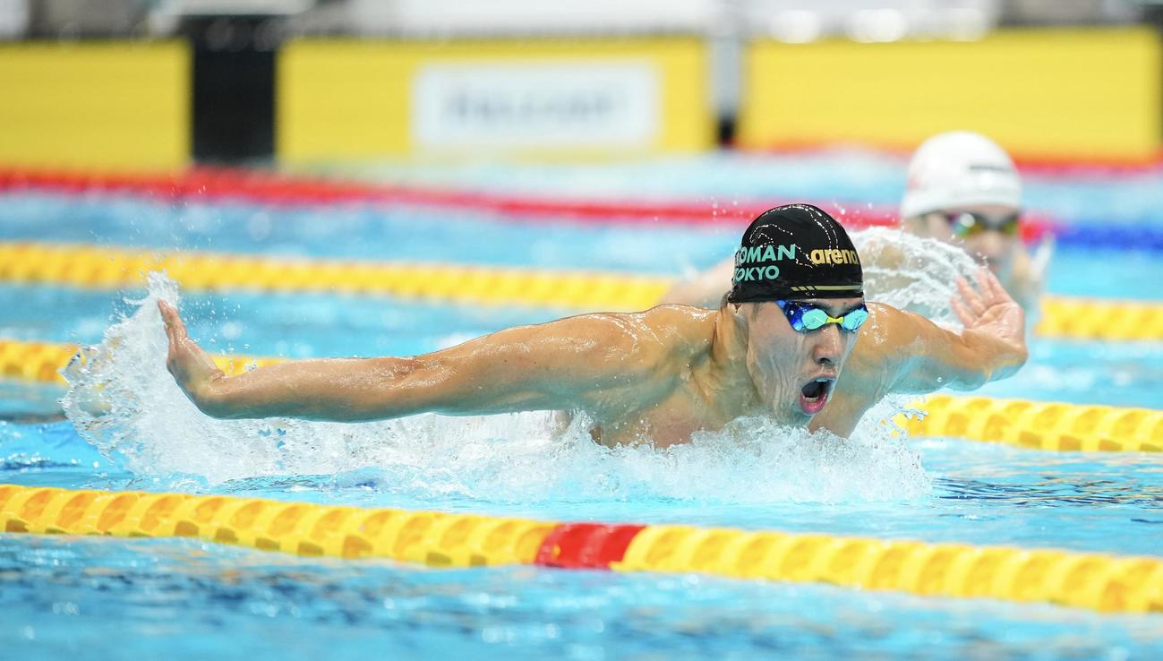 男子200メートルバタフライ決勝、力泳する本多（撮影・垰建太）