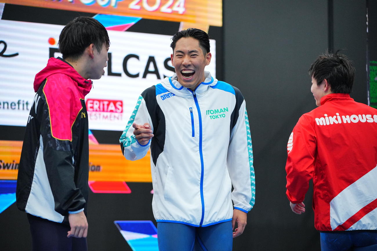 男子200メートルバタフライで優勝し表彰台で笑顔を見せる本多（中央）（撮影・垰建太）