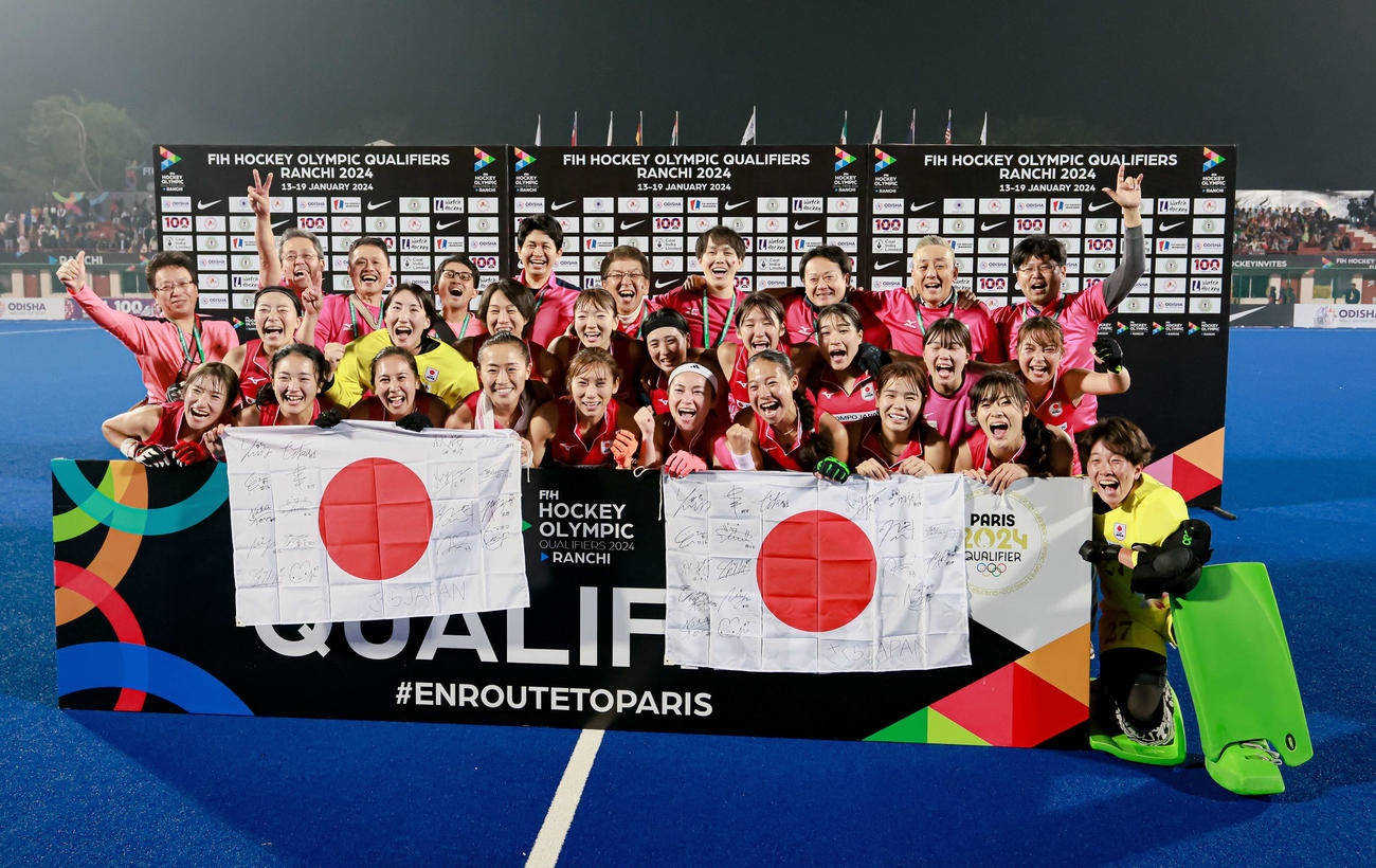パリ五輪最終予選3位決定戦でインドを下し、五輪切符を獲得し、歓喜するホッケー女子日本代表さくらジャパン