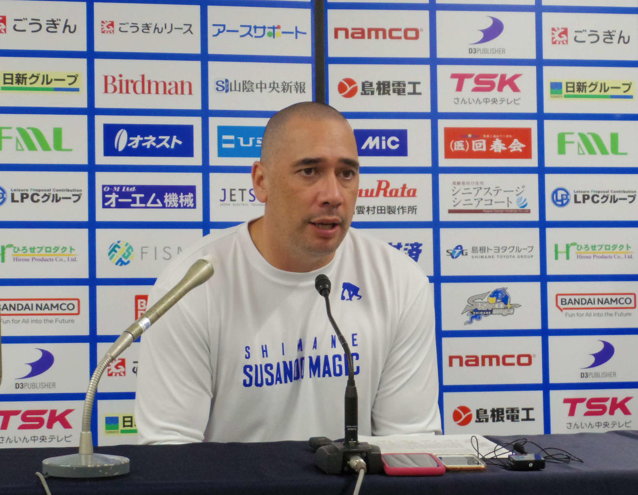 会見に臨むB1島根のポール・ヘナレ監督