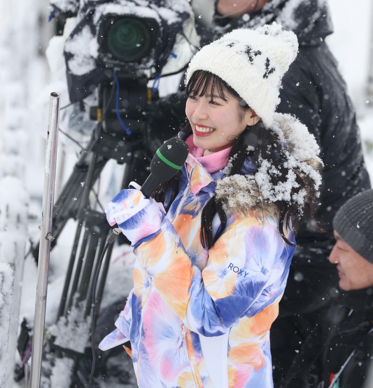 ランディングバーン横で選手のジャンプを見る元ファイターズガールの滝谷さん（撮影・黒川智章）