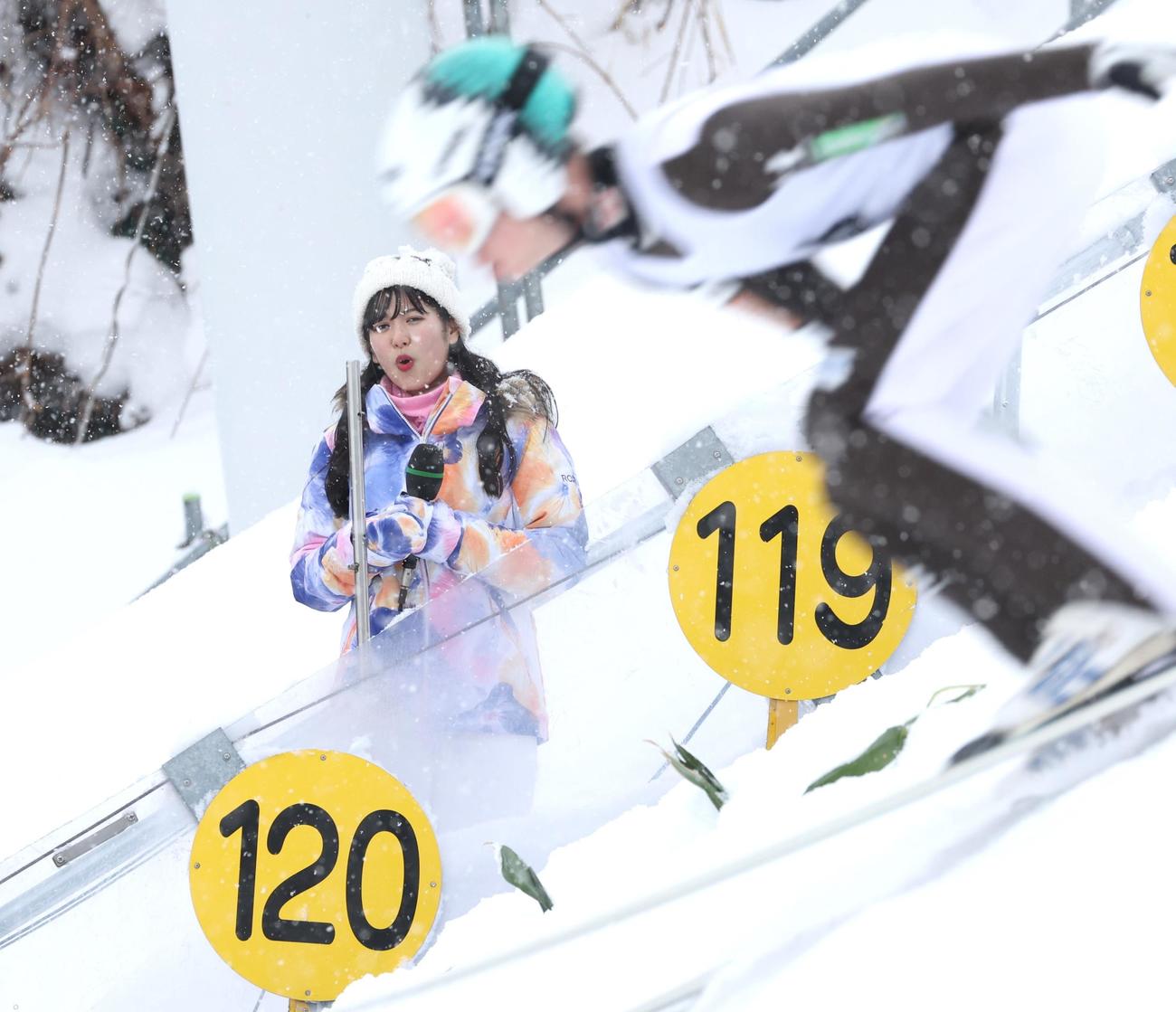 ランディングバーン横で選手のジャンプを見る元ファイターズガールの滝谷さん（撮影・黒川智章）