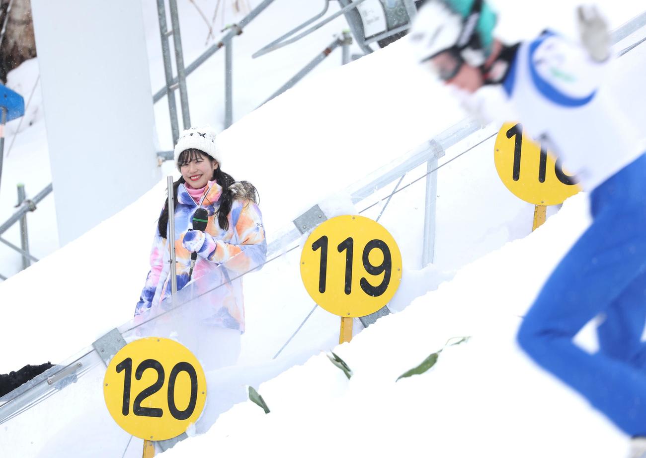 ランディングバーン横で選手のジャンプを見る元ファイターズガールの滝谷さん（撮影・黒川智章）