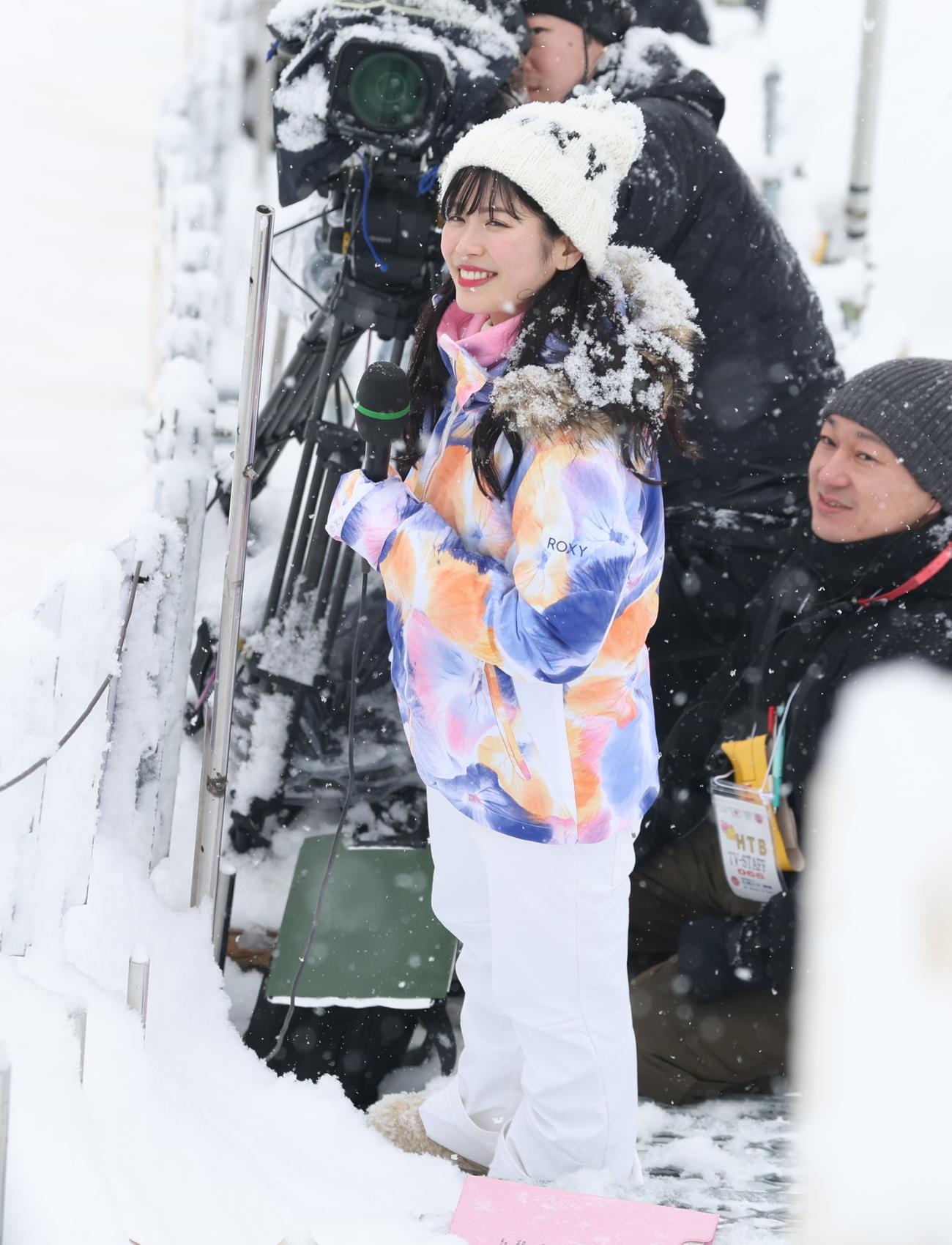 ランディングバーン横で選手のジャンプを見る元ファイターズガールの滝谷さん（撮影・黒川智章）