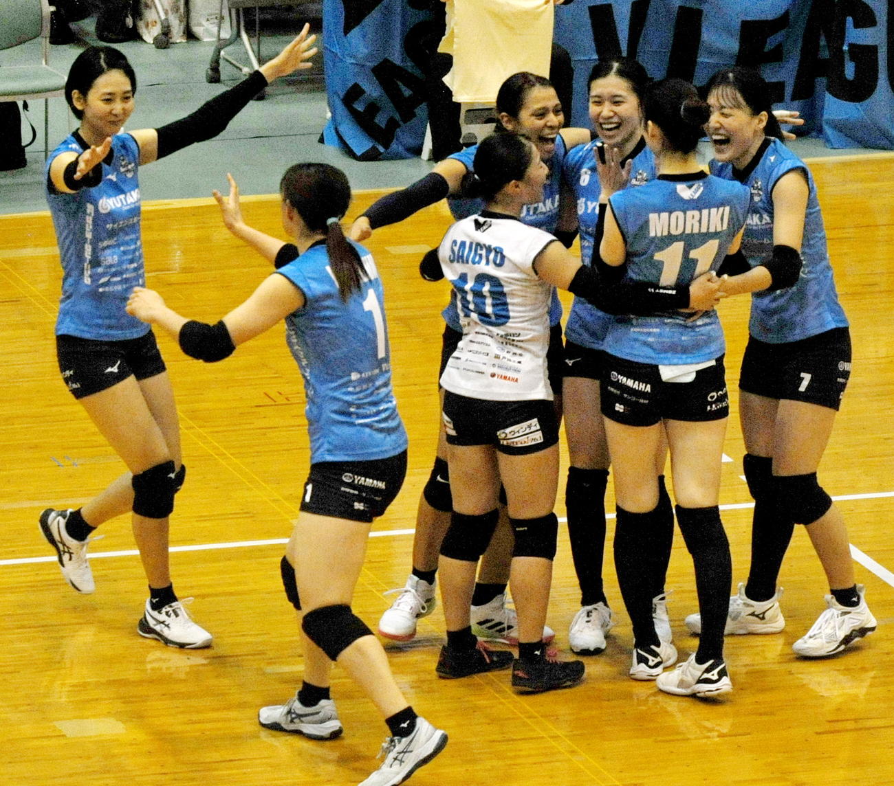 勝利を決めて喜ぶブレス浜松の選手たち　　
