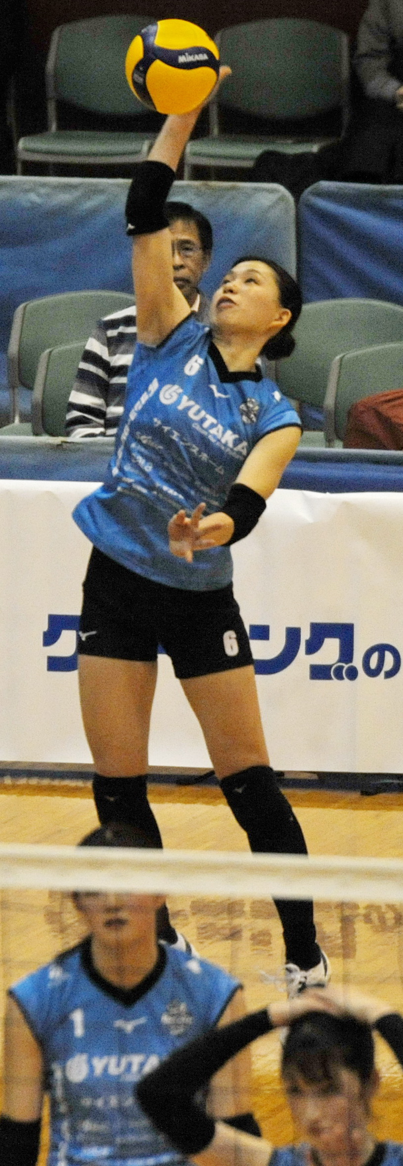 精度の高いサーブで、チームに勢いをつけたブレス浜松OH早川（後方）
