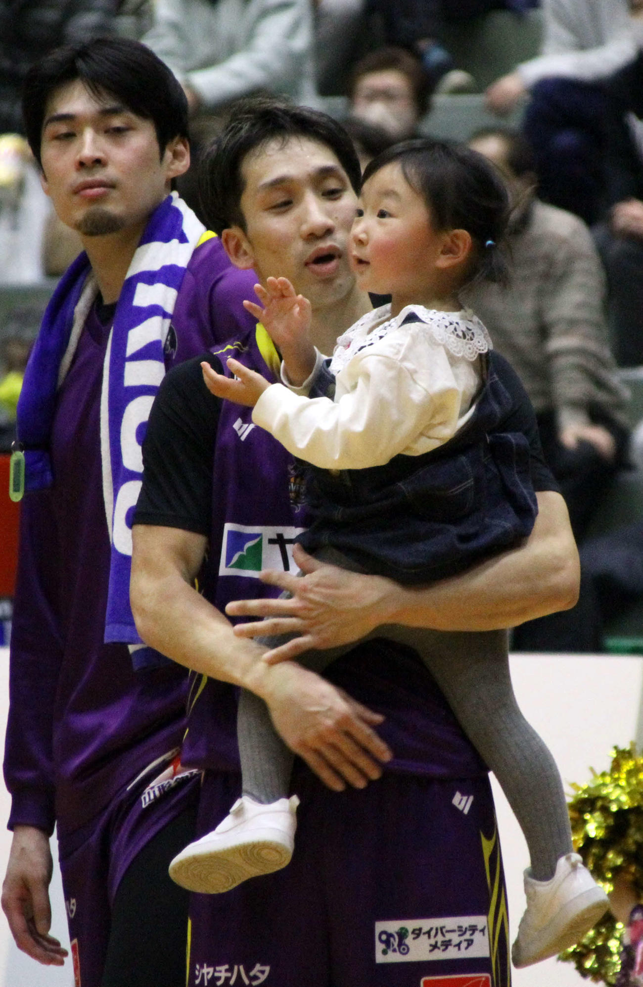 試合後、誕生日を迎えた村上の娘をブースターがバースデーソングでお祝い