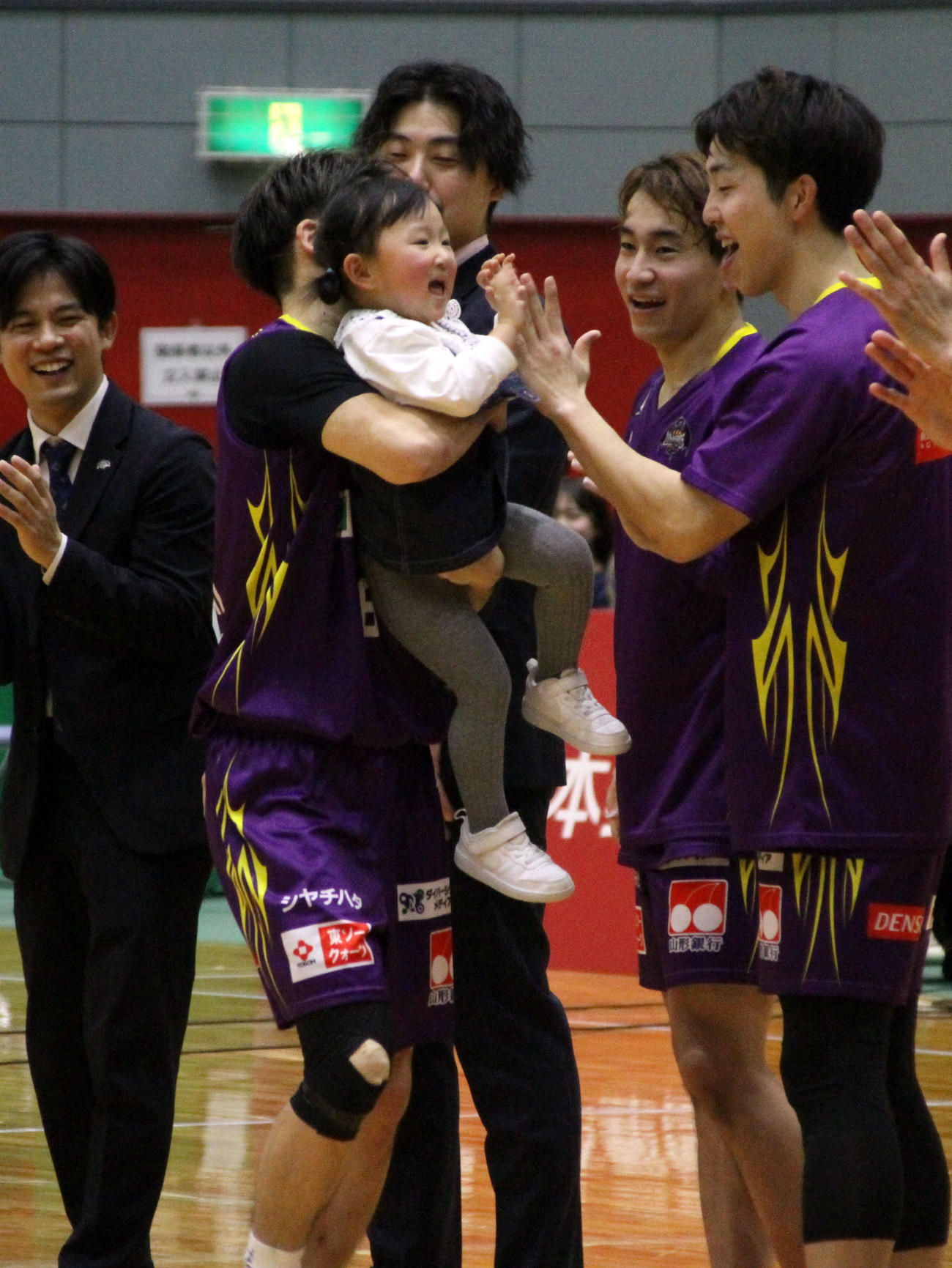 誕生日を迎えた村上の娘と笑顔でハイタッチを交わす選手たち（撮影・木村有優）