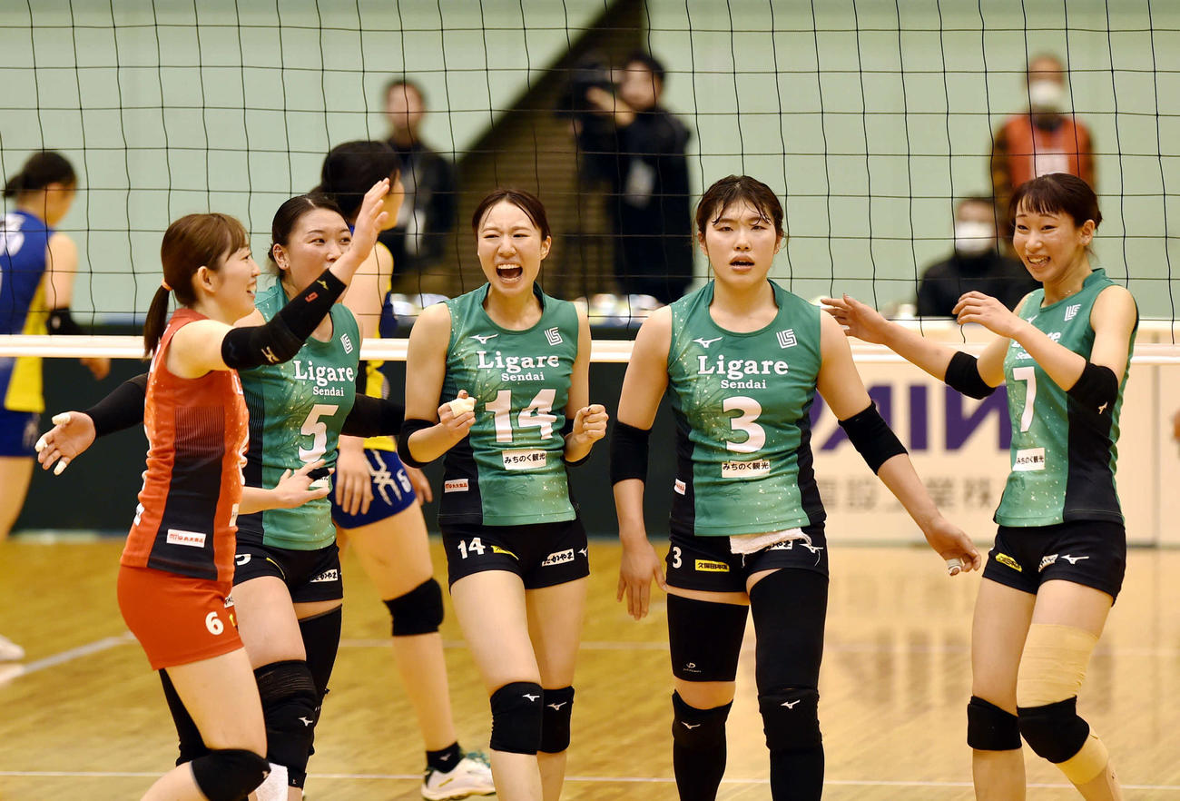第3S、得点を決めてほえる鈴木音（左から3人目）（撮影・相沢孔志）