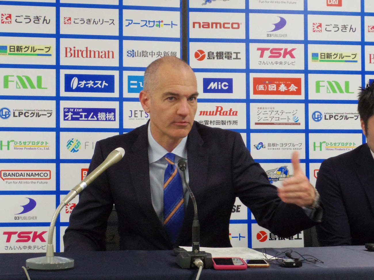 会見に応じたバスケットボールB1茨城のグレスマン監督