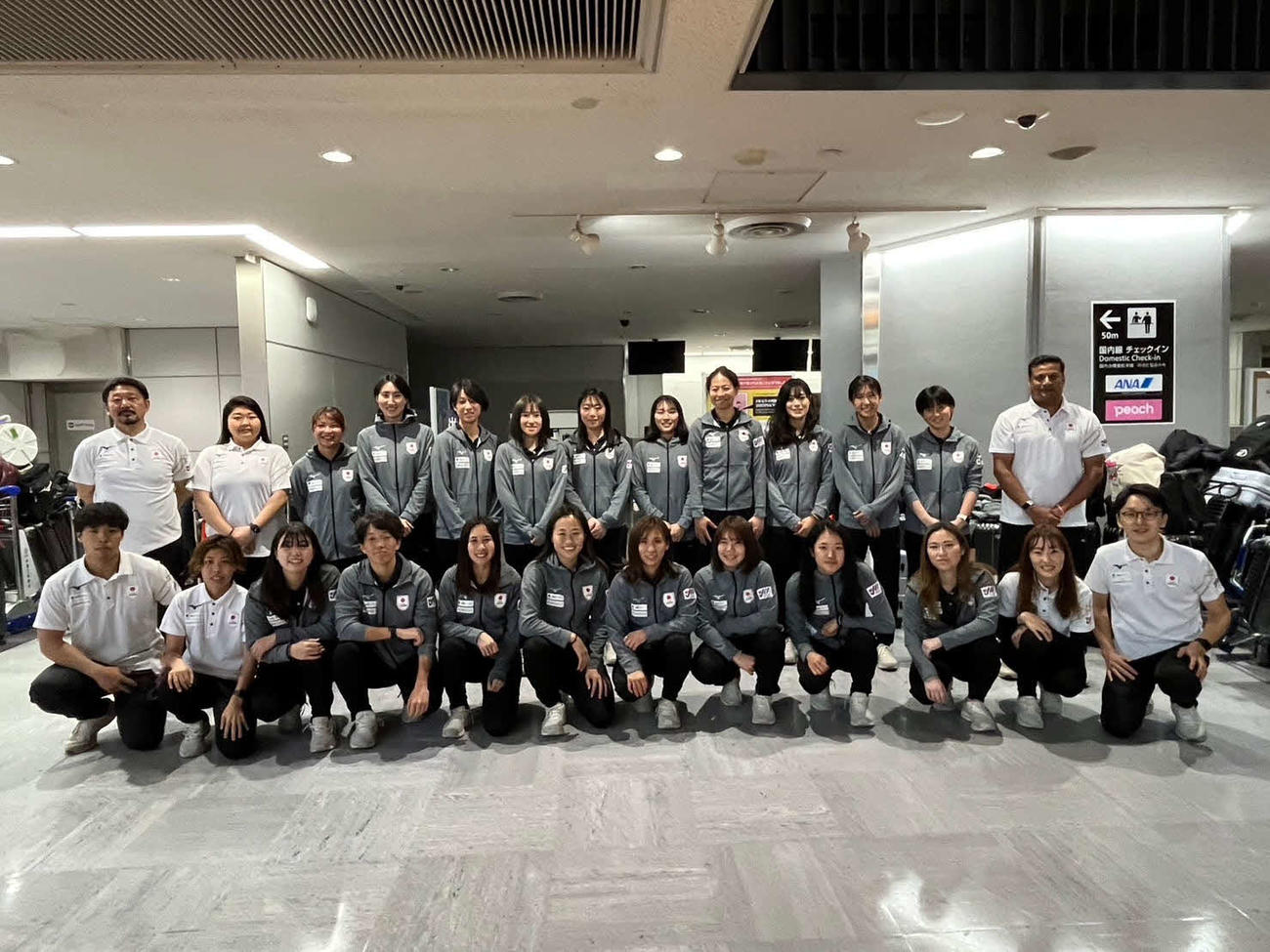 インドで開催された五輪最終予選から帰国したホッケー女子日本代表（日本ホッケー協会提供）
