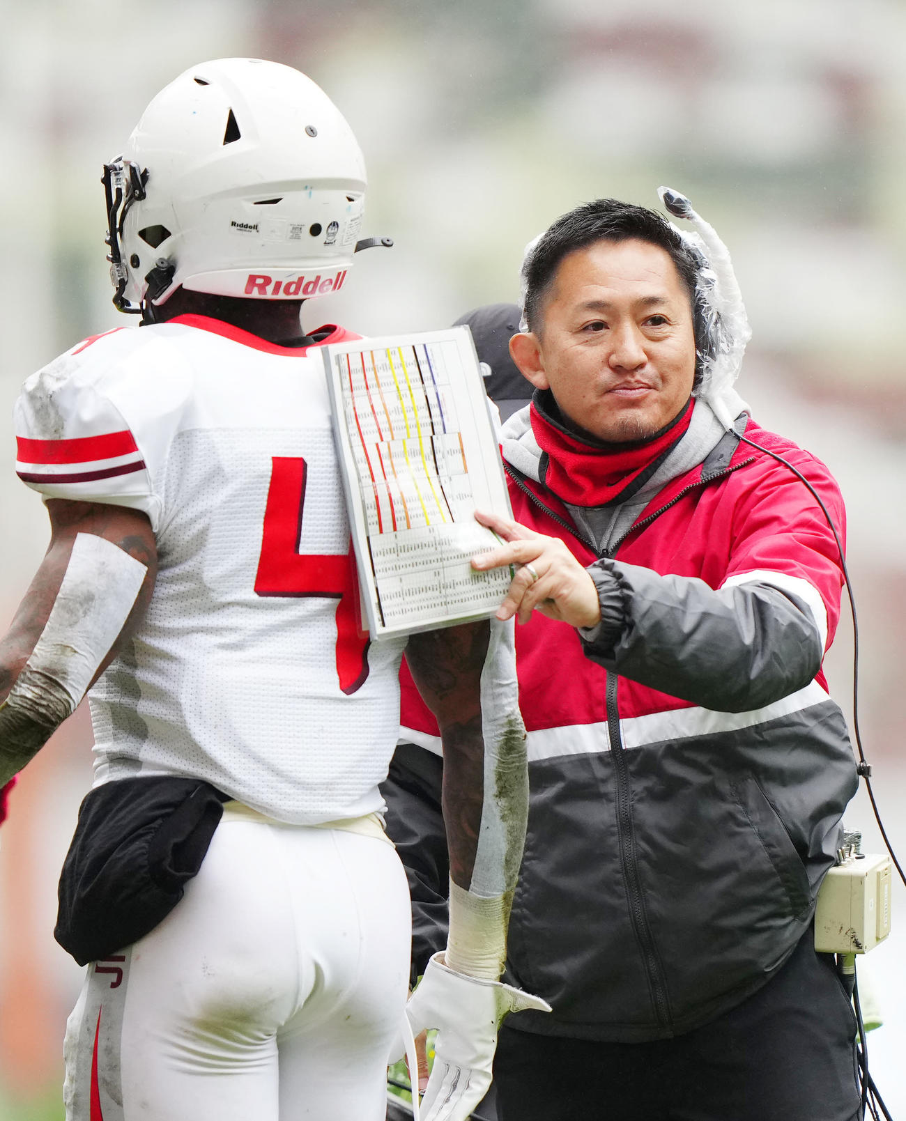 全日本選抜対アイビーリーグ選抜　第1Q、タッチダウンを決めた全日本選抜のグラント（左）を迎える山本ヘッドコーチ（撮影・江口和貴）