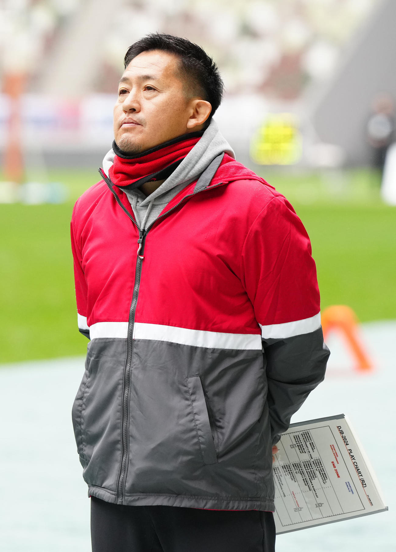 全日本選抜対アイビーリーグ選抜　試合前、整列する全日本選抜の山本ヘッドコーチ（撮影・江口和貴）