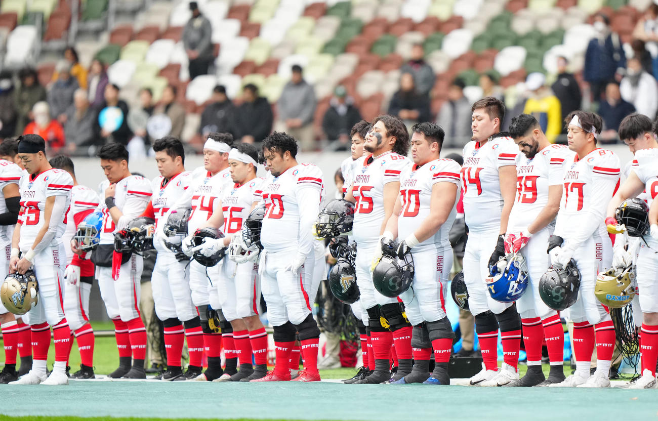 全日本選抜対アイビーリーグ選抜　試合前、黙とうする全日本選抜の選手たち（撮影・江口和貴）