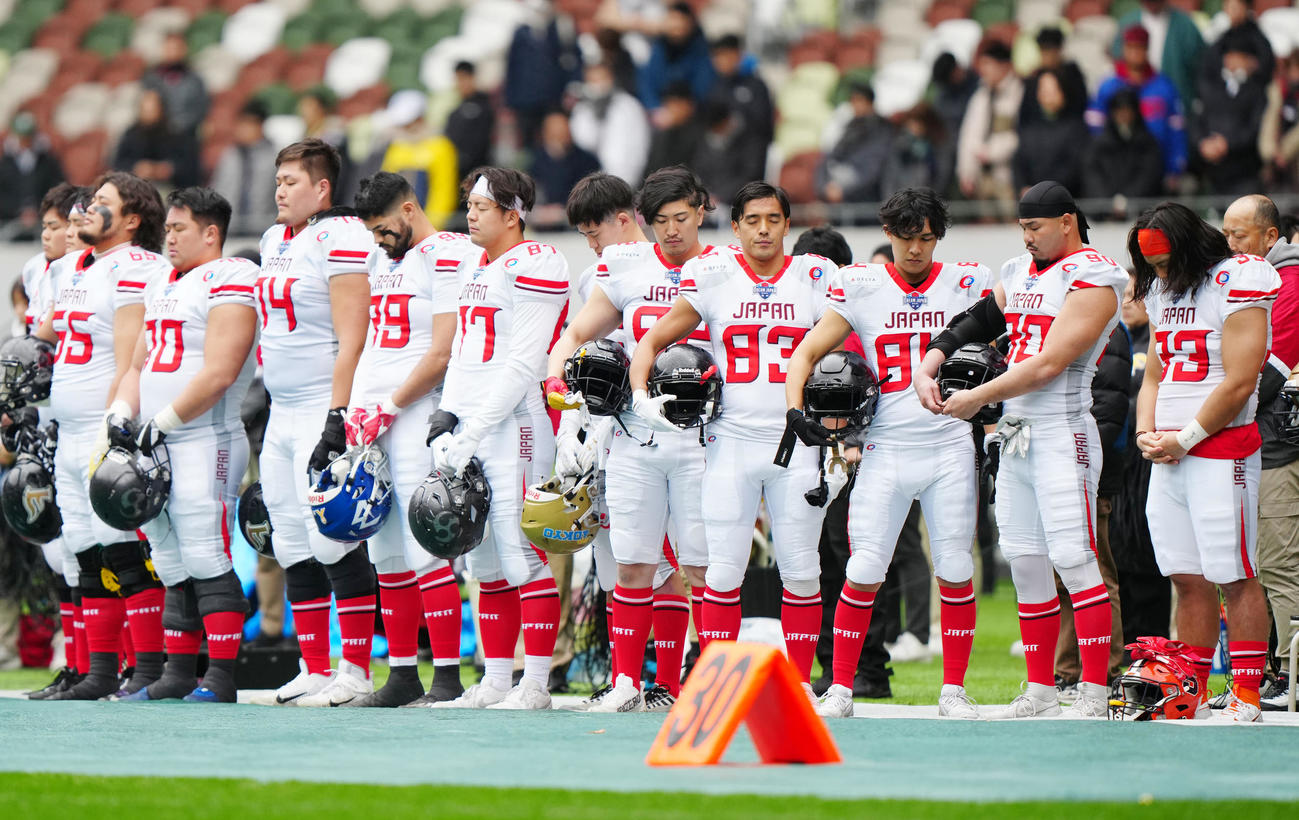 全日本選抜対アイビーリーグ選抜　試合前、黙とうする全日本選抜の選手たち（撮影・江口和貴）