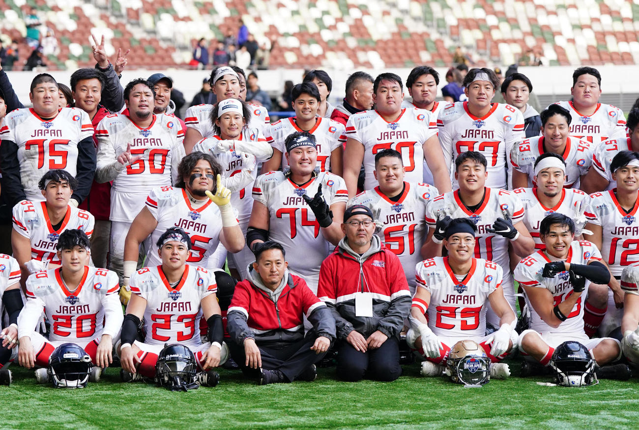 全日本選抜対アイビーリーグ選抜　アイビーリーグ選抜に勝利し、写真に納まる全日本選抜の選手たち（撮影・江口和貴）
