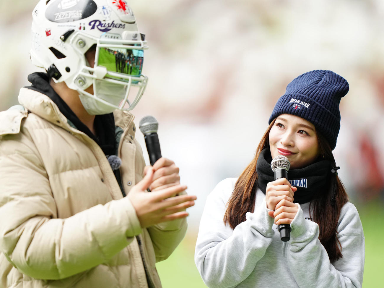 全日本選抜対アイビーリーグ選抜　応援サポーターの土屋炎伽（右）（撮影・江口和貴）