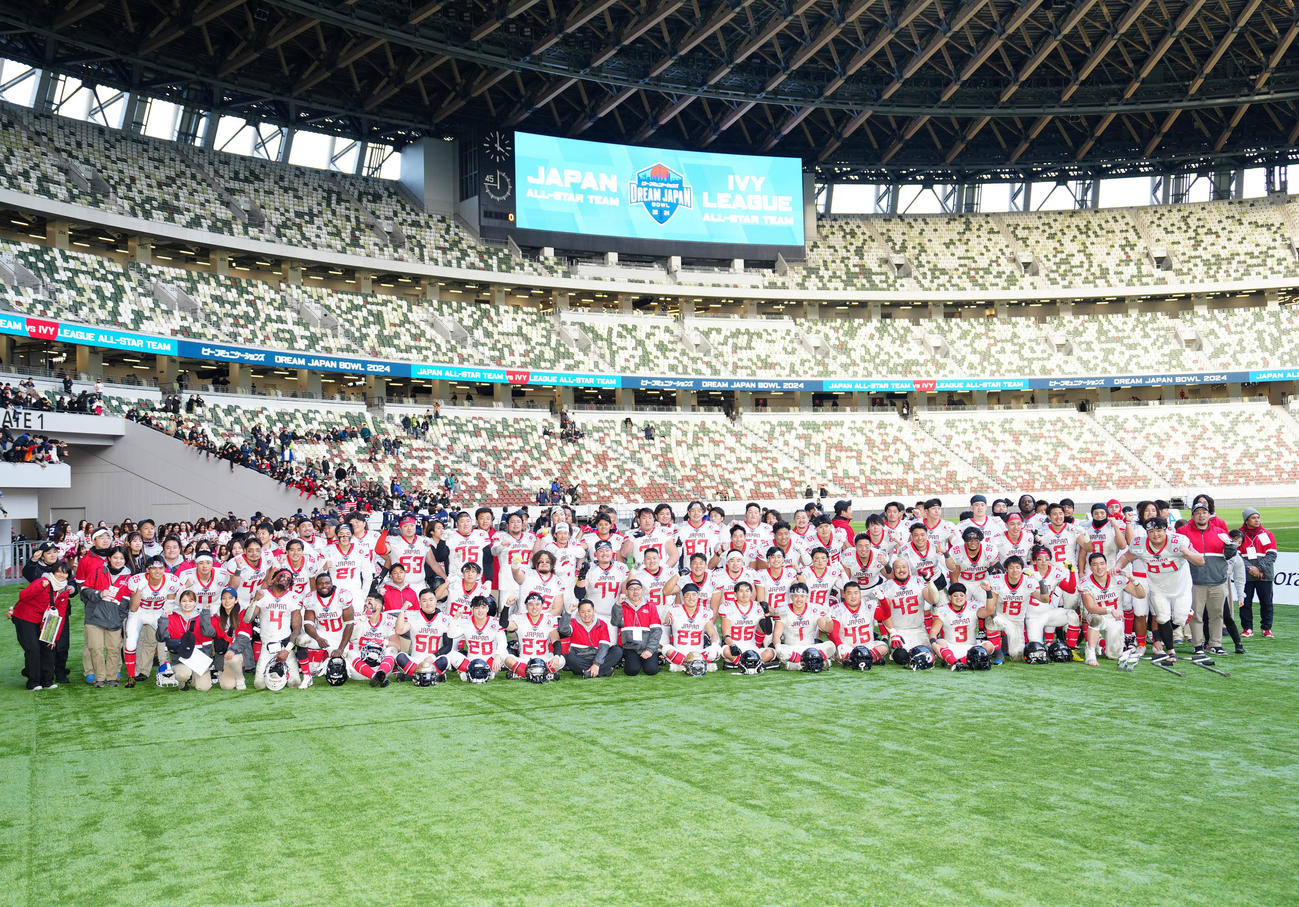 全日本選抜対アイビーリーグ選抜　アイビーリーグ選抜に勝利し、写真に納まる全日本選抜の選手たち（撮影・江口和貴）