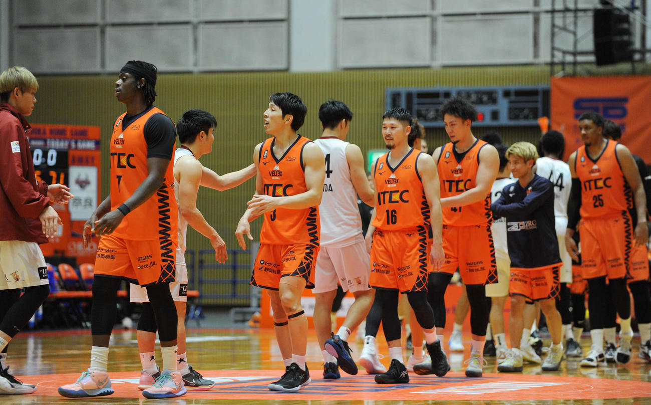 試合に勝利し、相手選手と健闘をたたえ合うベルテックス静岡の選手ら