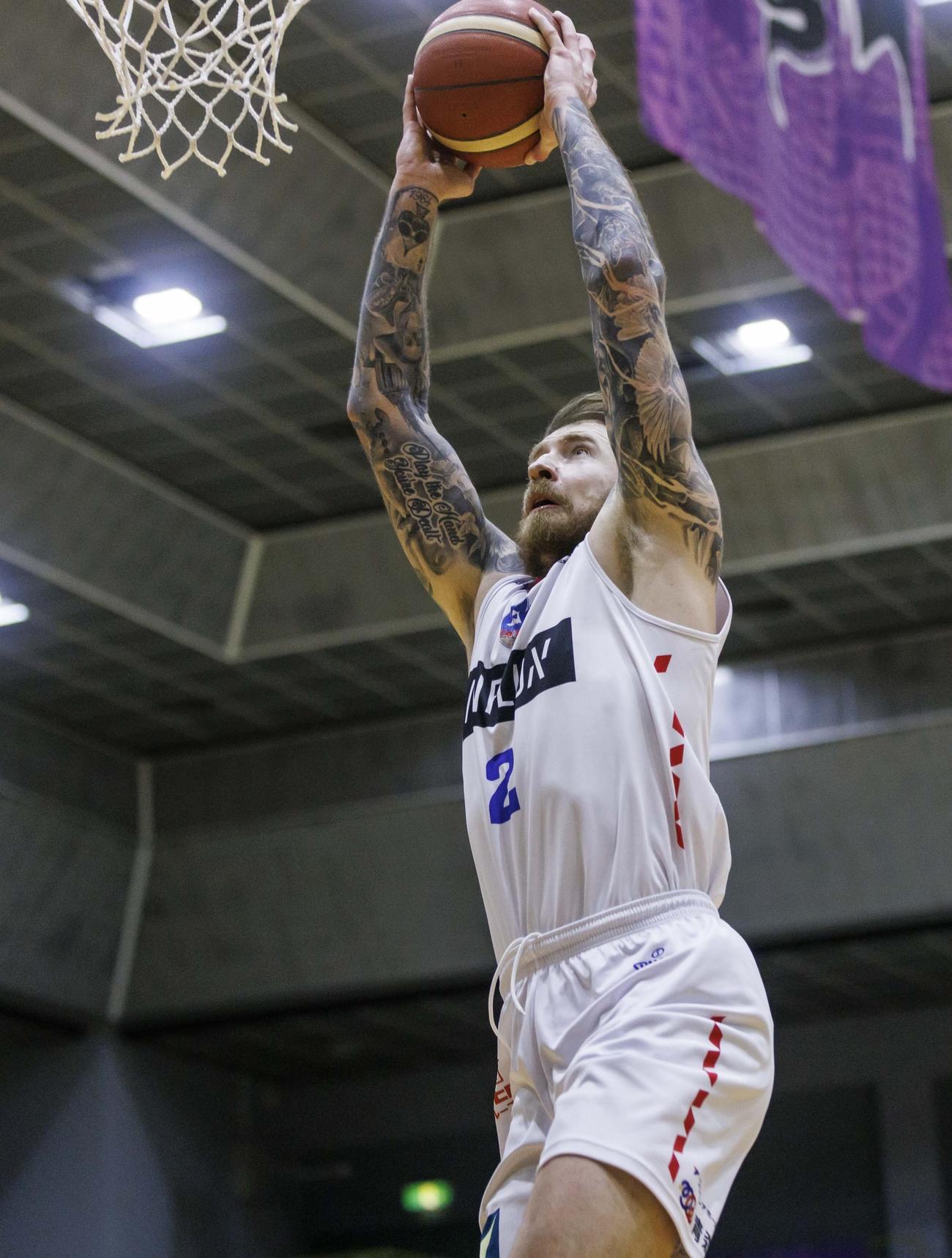 第3Q、ダンクシュートを決める青森アウダ（C）B．LEAGUE