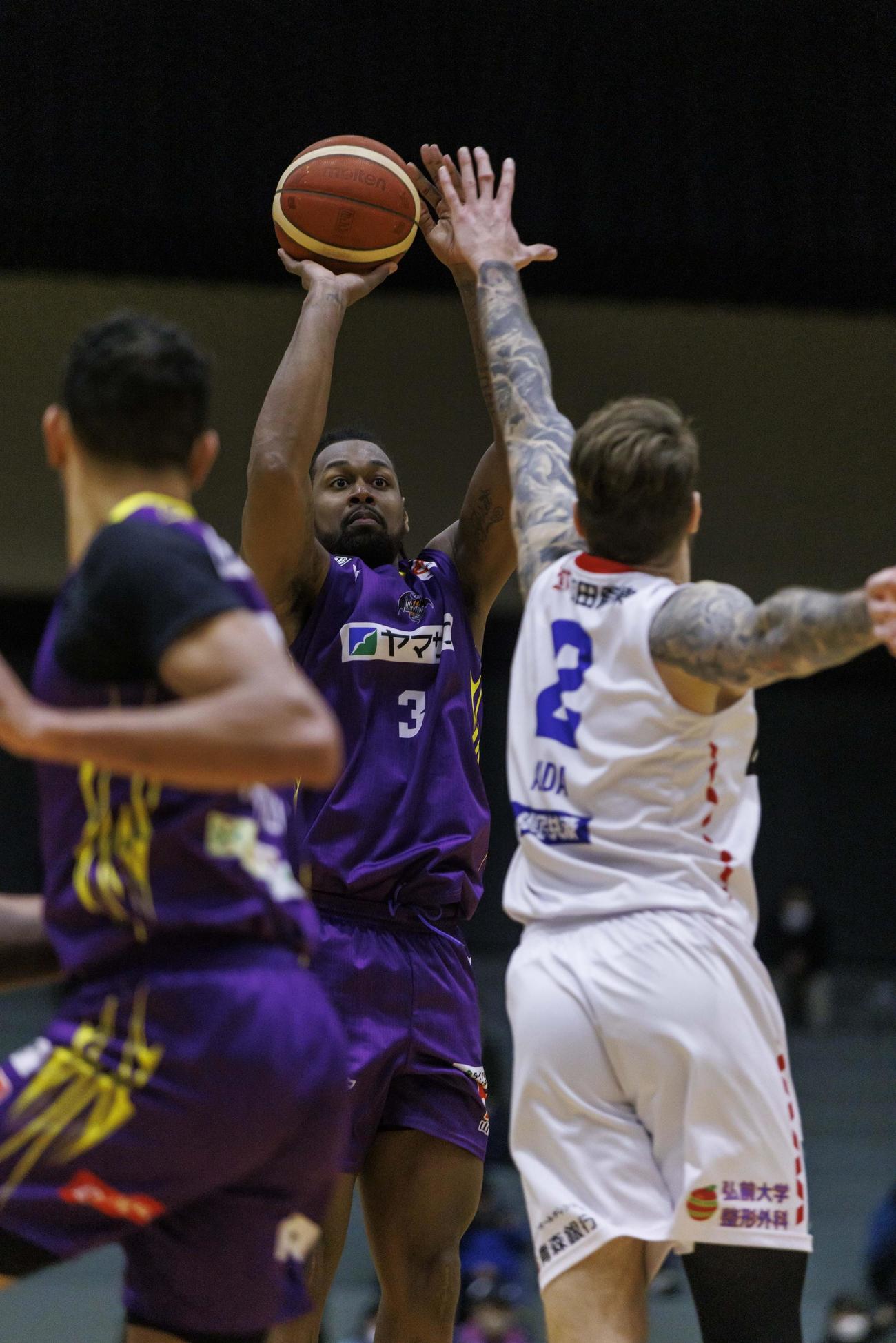 第4Q、シュートを放つ山形ベル（C）B．LEAGUE