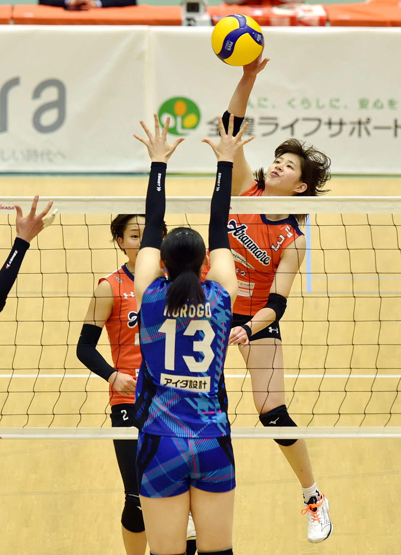 第1S、スパイクを打つ木村