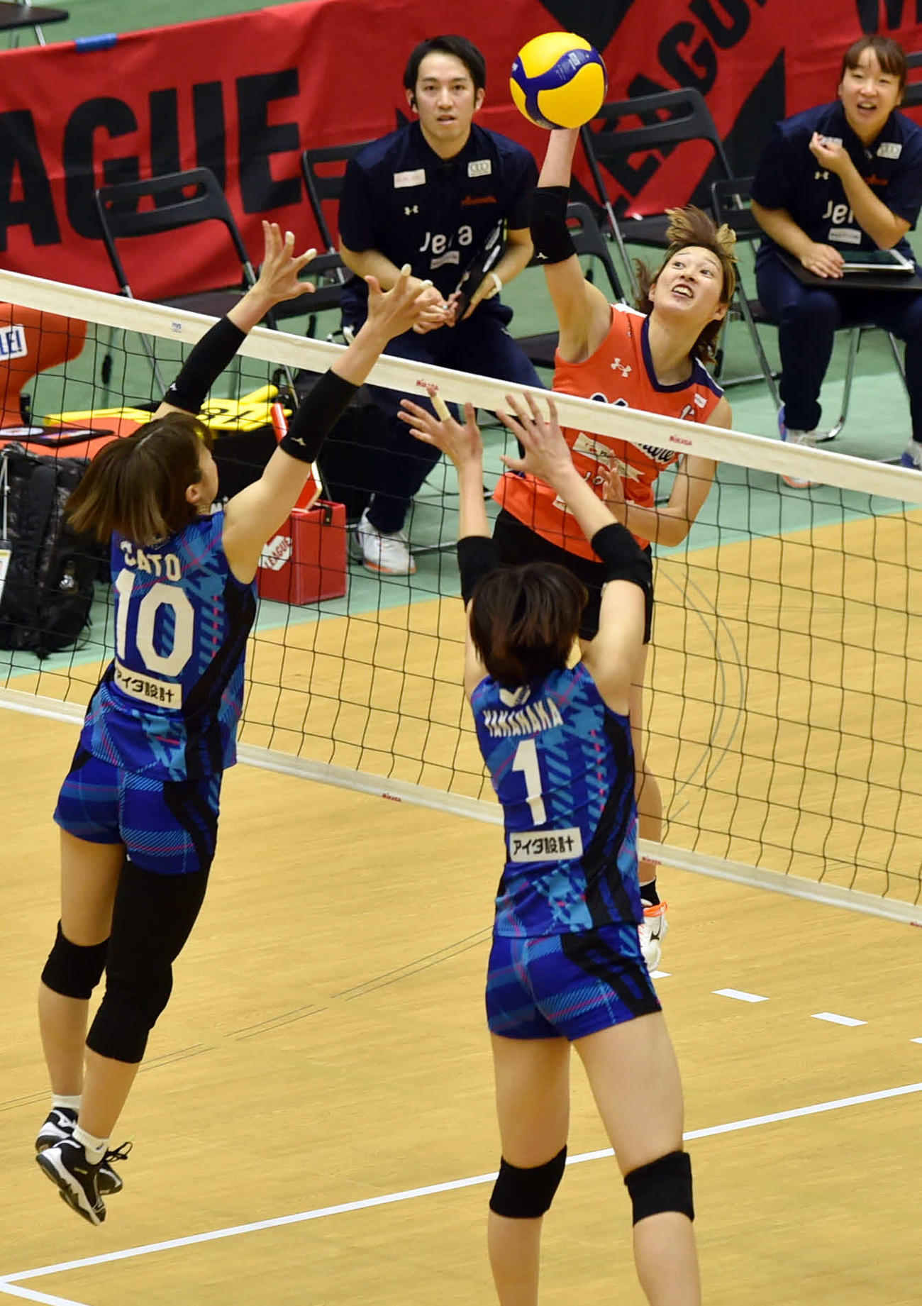 アランマーレ山形対埼玉上尾　第1S、スパイクを打つアランマーレ山形・有村（撮影・相沢孔志）