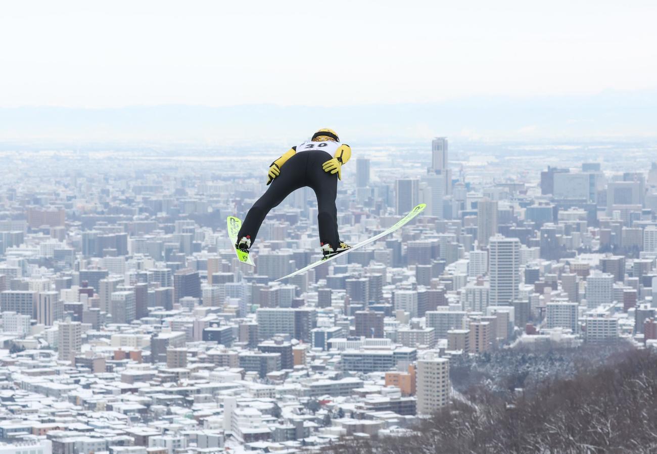 札幌の街並みに向かって飛び出す葛西（撮影・黒川智章）