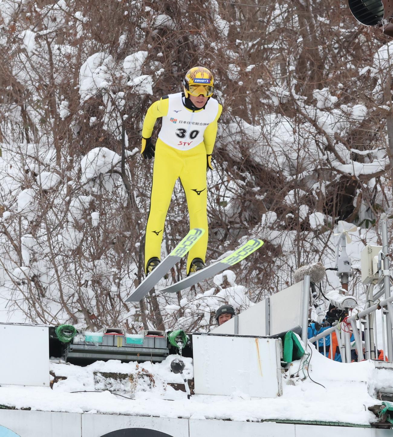 1回目、勢い良く踏み切り132・5メートルを飛ぶ葛西（撮影・黒川智章）