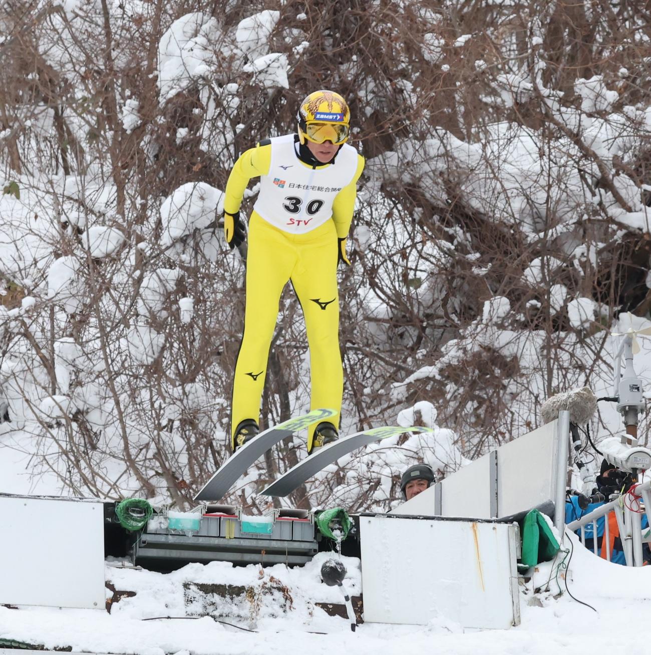 1回目、勢い良く踏み切り132・5メートルを飛ぶ葛西（撮影・黒川智章）