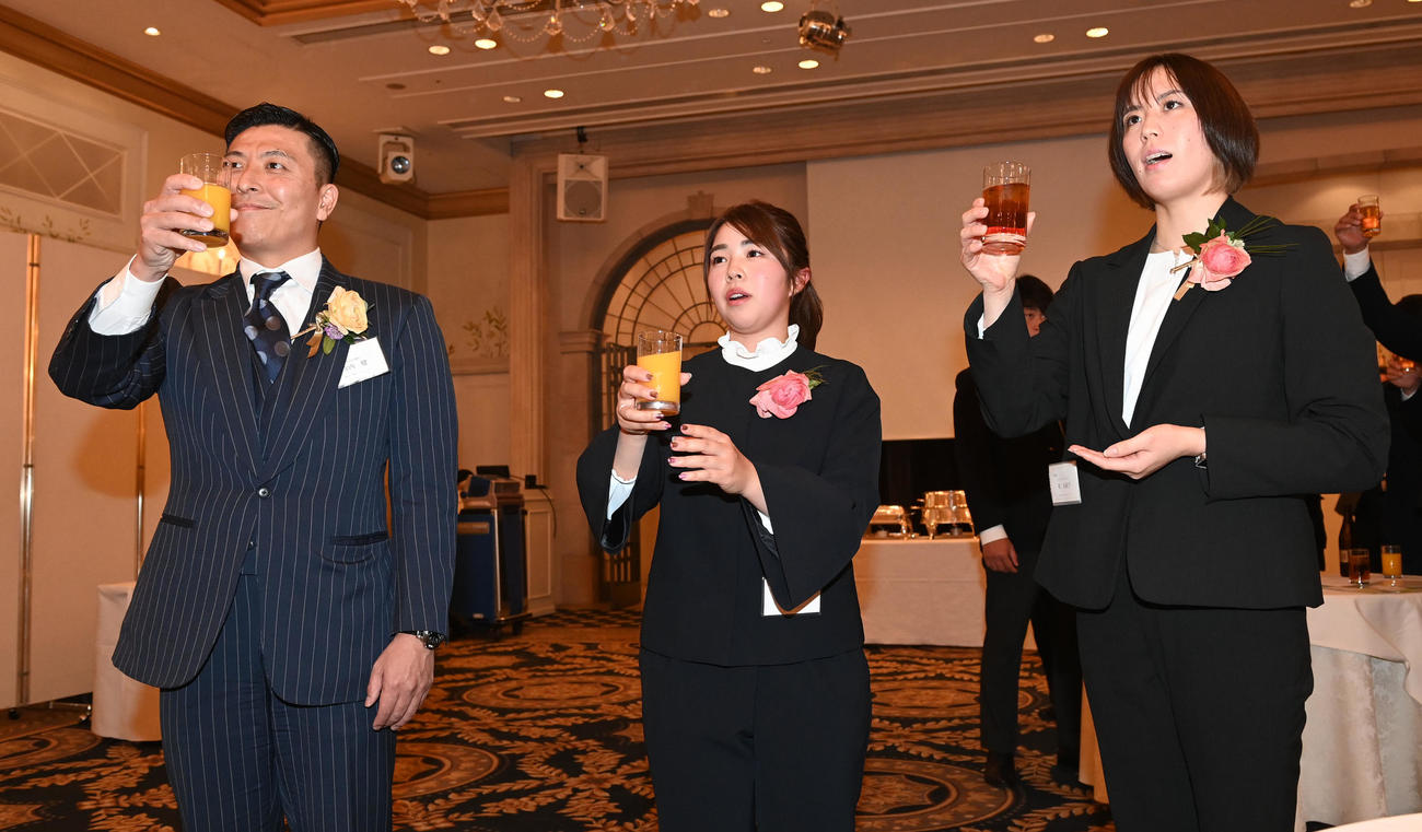 関西スポーツ賞の表彰を受け乾杯する左から功労賞・寺内健さん、個人賞・山下美夢有、功労賞・乾友紀子さん（撮影・前岡正明）