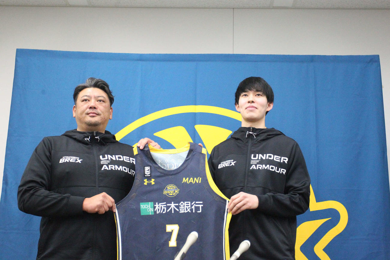 大学生プロとして宇都宮ブレックスに入団した筑波大の小川敦也（右）と鎌田GM（右）（撮影・沢田啓太郎）
