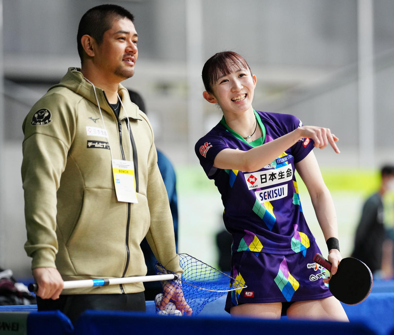 会見の前に早朝練習を行い、笑顔を見せる早田（右）（撮影・江口和貴）