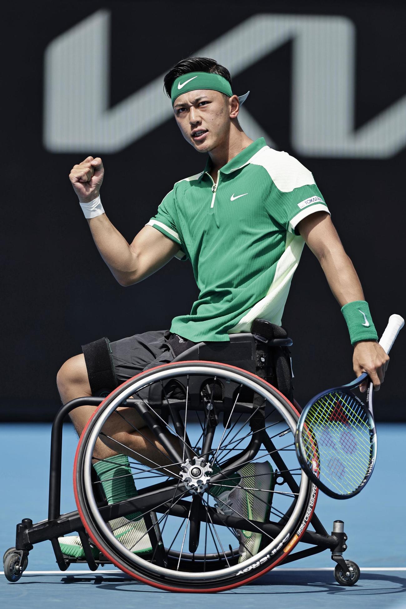 車いすの部男子シングルス準々決勝でポイントを奪いガッツポーズする小田凱人（共同）
